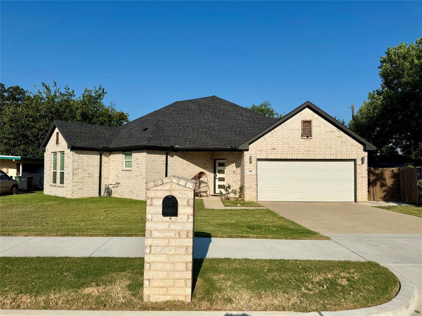 Property photo 2 of 909 Marcellus Court, Arlington, TX