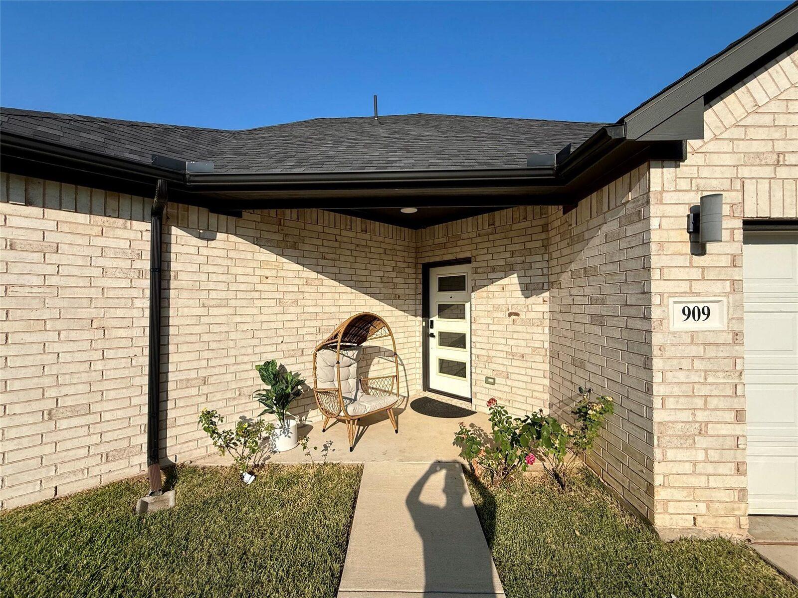 Property photo 3 of 909 Marcellus Court, Arlington, TX