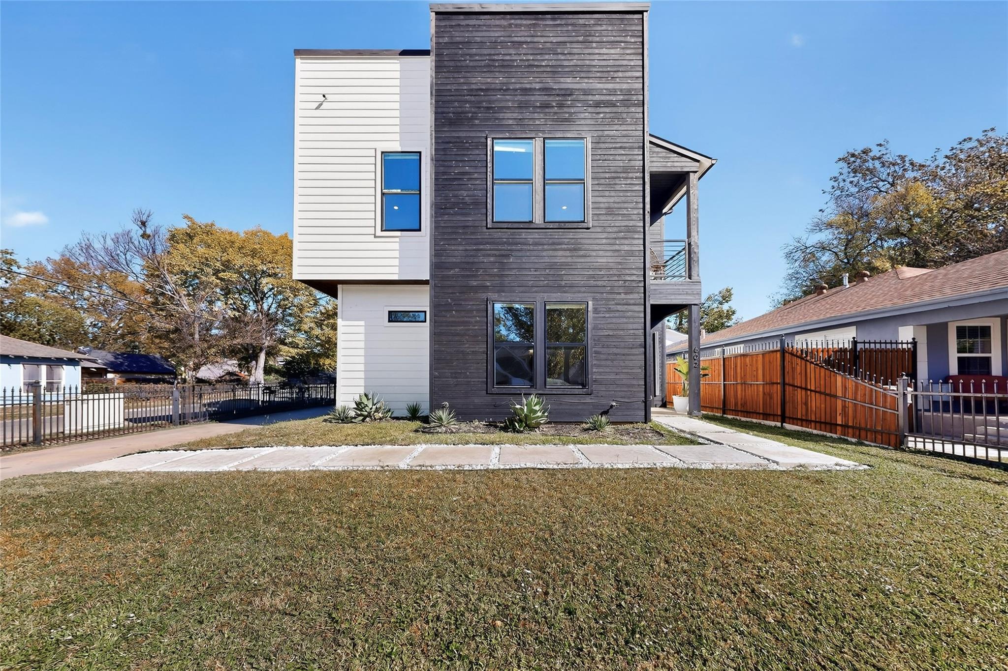 Property photo 2 of 602 Martinique Avenue, Dallas, TX