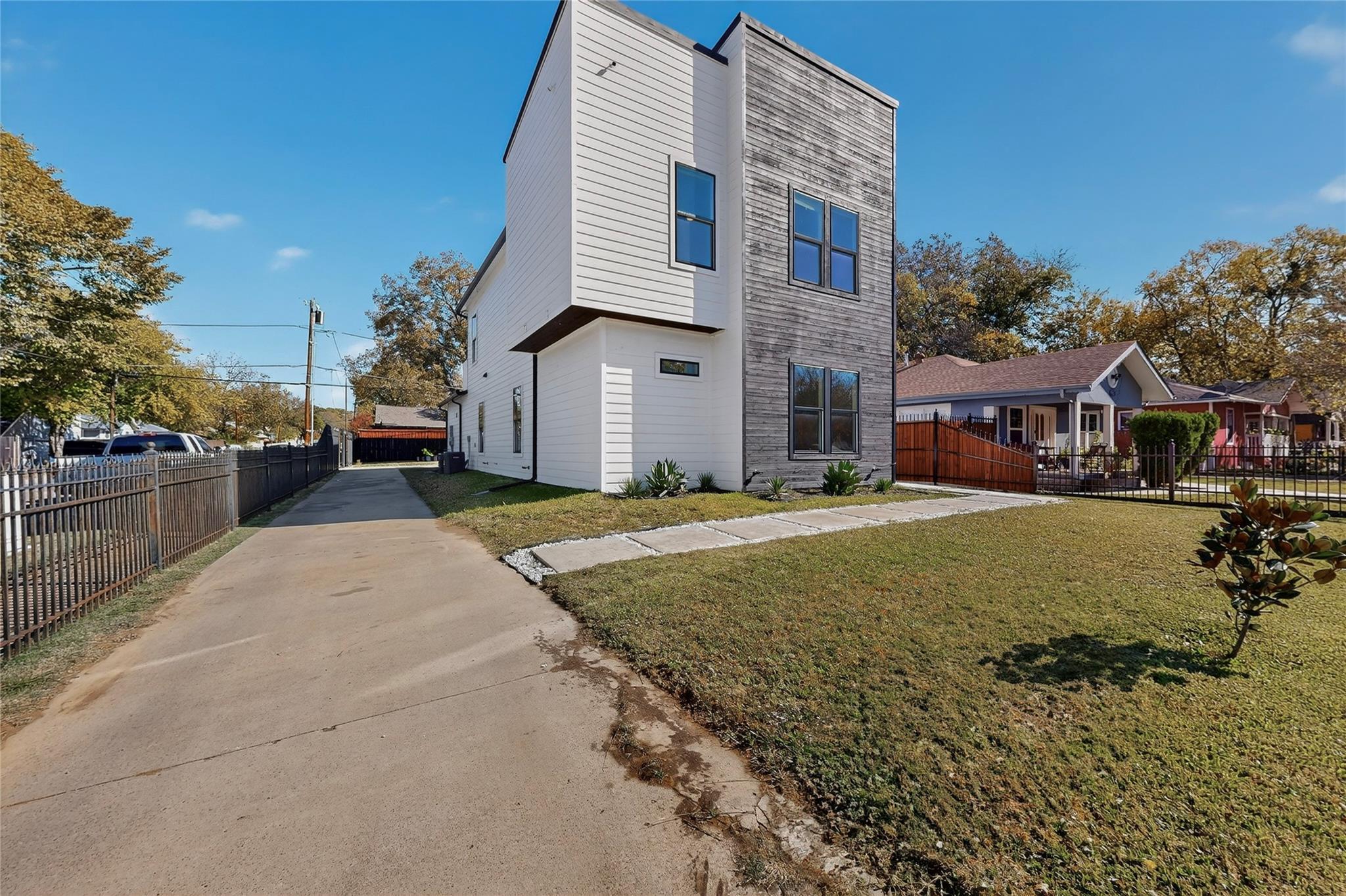 Property photo 3 of 602 Martinique Avenue, Dallas, TX