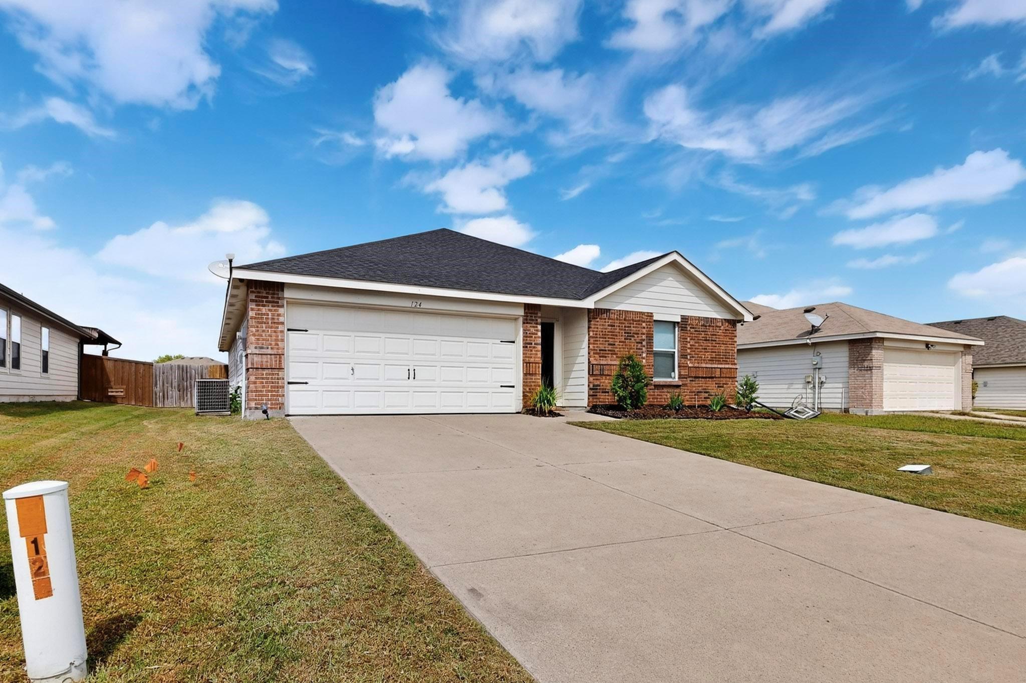 Property photo 2 of 124 Sandlewood Drive, Terrell, TX